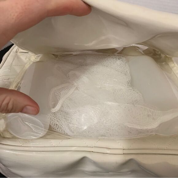 Modella off-White Quilted Weekender Travel Bags Toiletry and Makeup Bags Set - Picture 6 of 9